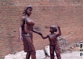 公園媽媽帶孩子人物銅雕 媽媽雕塑擺件家務(wù)小孩機(jī)場
