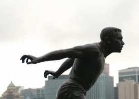 公園跳遠運動員人物銅雕 