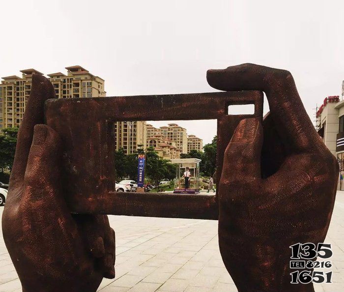 廣場拿著手機(jī)照相的手景觀銅雕 景觀雕塑公園成本裝置駁岸圖片