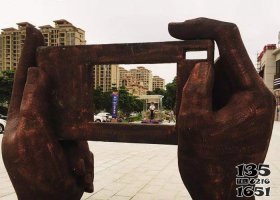 廣場銅雕相機(jī)拍照景觀雕塑 相機(jī)雕塑公園參數(shù)紅色動物