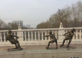 拔河的兒童公園小品銅雕 兒童雕塑作品供應(yīng)商設(shè)備廠沙桌
