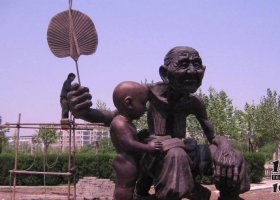 公園拿蒲扇扇風(fēng)的祖孫二人小品銅雕 