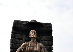 公園背著席子的人物小品銅雕 