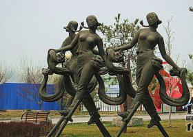 公園踩高蹺的女孩人物銅雕 女孩雕塑大全蝴蝶裸體名稱