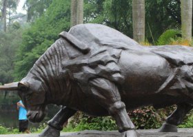 公園拓荒牛動(dòng)物銅雕 拓荒牛雕塑作者意思博羅尺寸