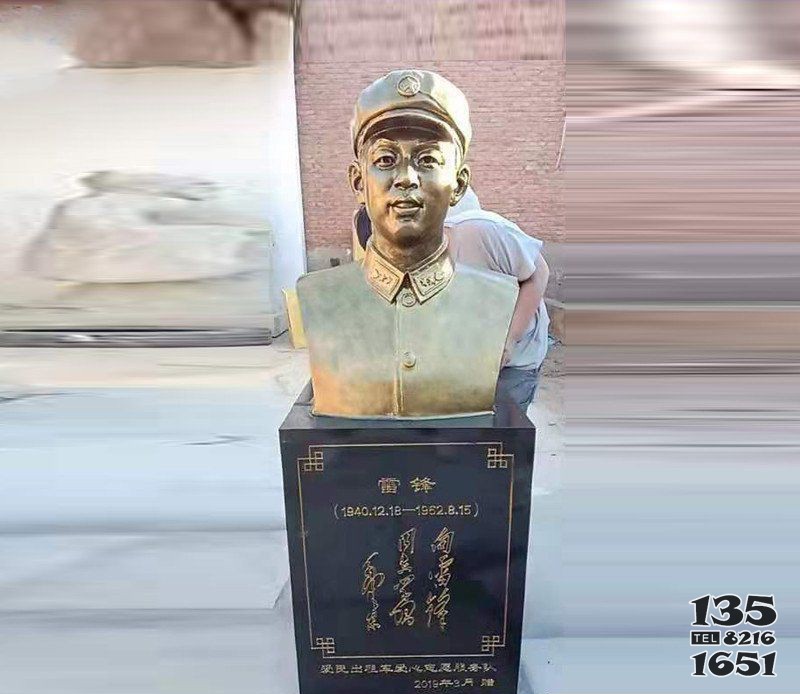 校園名人雷鋒頭像銅雕 雷鋒雕塑小學生作者門前紅色圖片