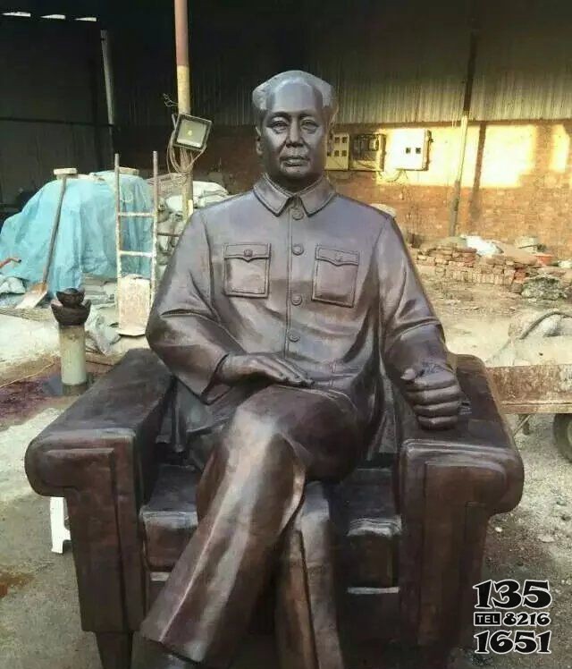廣場毛主席坐像偉人銅雕 毛主席雕塑廣場草坪門口背景圖片