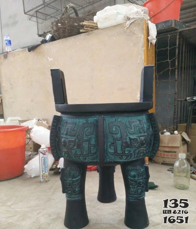 三足鼎青銅鼎雕塑 圖片