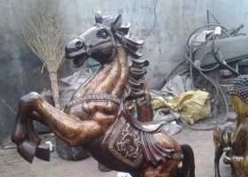 立馬發(fā)財廣場馬玻璃鋼仿銅動物雕塑 