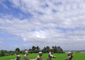公園銅雕老鷹抓小雞游戲人物雕塑 