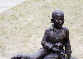 公園坐在地上的小孩景觀銅雕 小孩雕塑抽象烏龜童趣門口