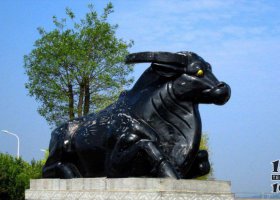 公園臥著的牛動物銅雕 