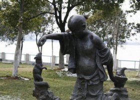 公園喂松鼠的小孩小品銅雕 松鼠雕塑寓意抽象顏料圖案