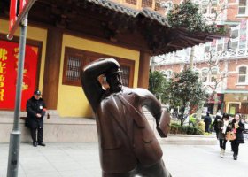 步行街拿著公文包的人物景觀銅雕 