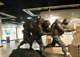 士兵突擊戰(zhàn)士銅雕 士兵雕塑人物少女辦公室鴿子