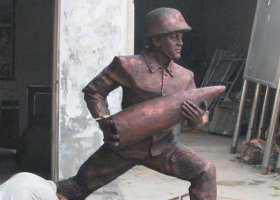 炮彈戰(zhàn)士人物銅雕 