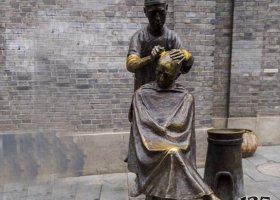 步行街古代剃頭人物銅雕 