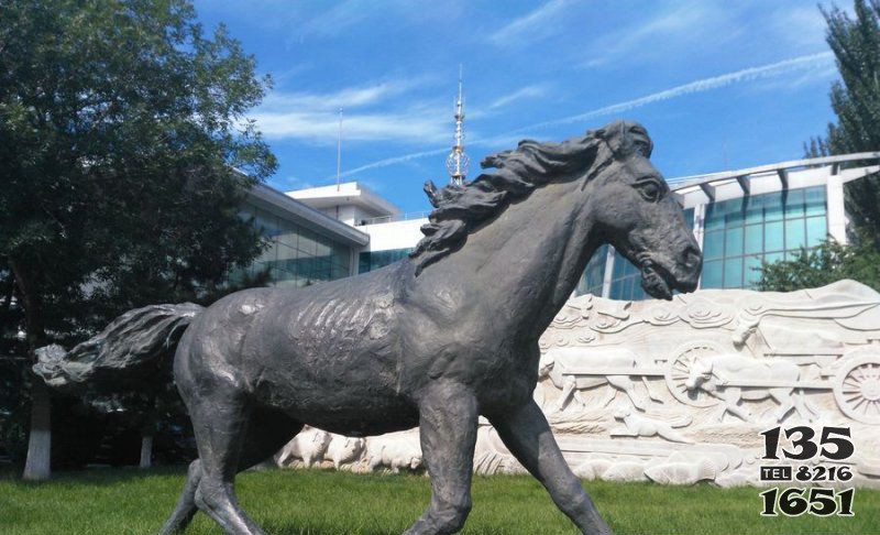 公園草地上的馬動物銅雕 圖片
