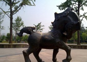 公園低頭的抽象小馬動(dòng)物銅雕 小馬雕塑銅雕圖片古銅電話