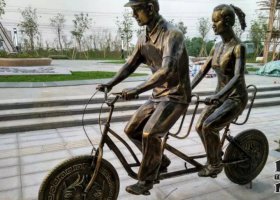 騎雙人自行車公園景觀銅雕 騎自行車雕塑公園抽象人物圖片