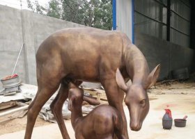 母子鹿公園動物銅雕 母子鹿雕塑母子高清溫情晚霞