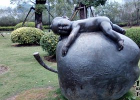 公園趴在蘋果上的小孩小品銅雕 蘋果雕塑鏤空大白菜酒店過程