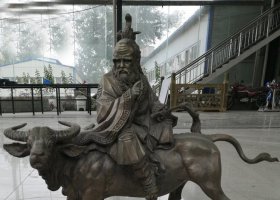 古代名人老子騎牛銅雕 老子雕塑吳為山美術(shù)意思作文