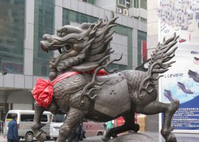 銅雕鎮(zhèn)宅招財(cái)麒麟 麒麟雕塑價(jià)格花窗超小型兒童