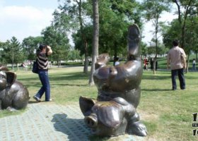 公園倒立的豬動(dòng)物銅雕 