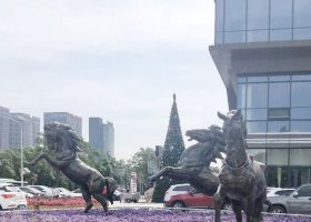 廣場(chǎng)動(dòng)物奔跑的馬銅雕 