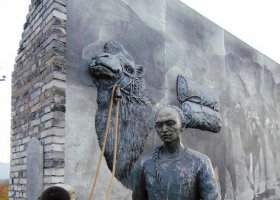 公園清朝人物和駱駝景觀銅雕 駱駝雕塑廠家鳳凰美術(shù)館國際