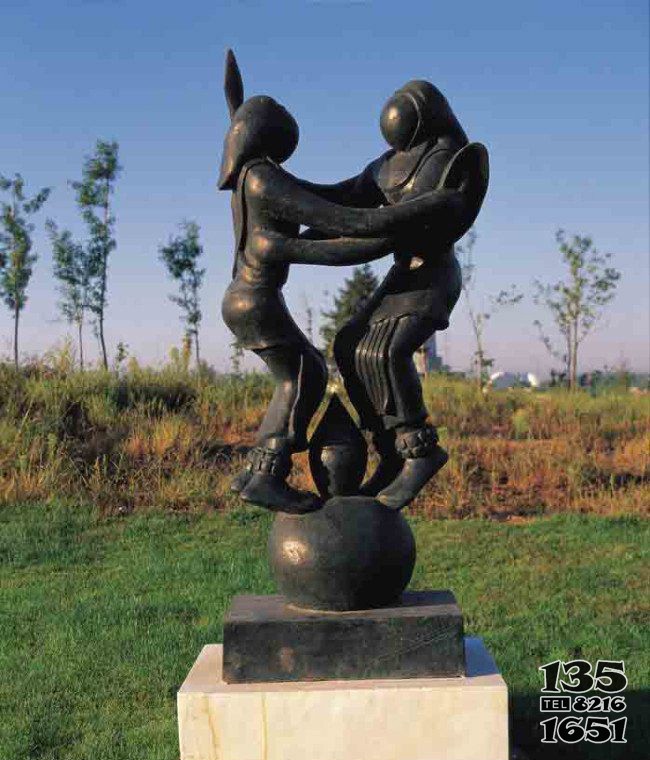 公園站在球上的抽象人物銅雕 圖片