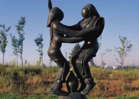 公園站在球上的抽象人物銅雕 