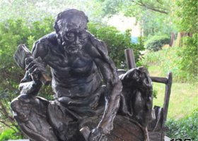 公園箍盆的人物銅雕 