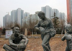 公園摘西瓜的人物小品銅雕 西瓜雕塑圖片繪畫日常廠家