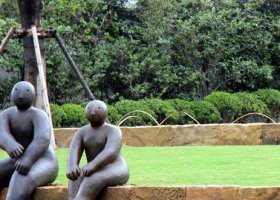 公園聊天的抽象人物銅雕 