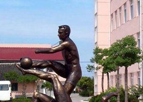 踢足球人物廣場小品銅雕 踢足球雕塑男孩公園卡通大全