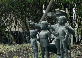 公園解放軍和小朋友人物銅雕 