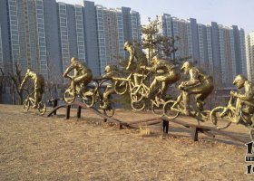 玩花樣自行車人物銅雕 自行車雕塑公園情侶制作運(yùn)動員