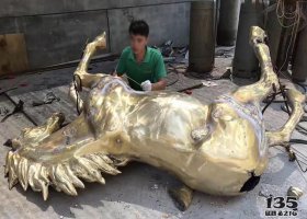 銅雕動(dòng)物馬雕塑制作加工現(xiàn)場 