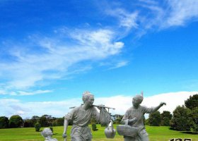 公園銅雕一家三口小品人物雕塑 一家雕塑小品爸爸江濱位置