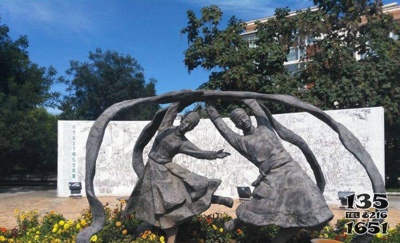 公園跳舞的少數(shù)民族人物銅雕 圖片