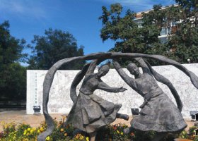 公園跳舞的少數(shù)民族人物銅雕 