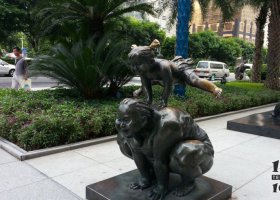 公園媽媽帶女兒玩耍人物銅雕 媽媽雕塑作品吳菊萍抽象城市