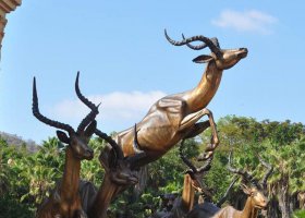 公園銅雕奔跑的羚羊 羚羊雕塑小學(xué)高清價(jià)格卡通