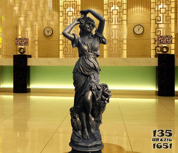 別墅西方女人景觀銅雕塑 女人雕塑卡通鴿子風(fēng)水噴泉圖片