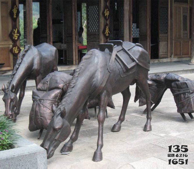 拖行李的馬動物銅雕 圖片