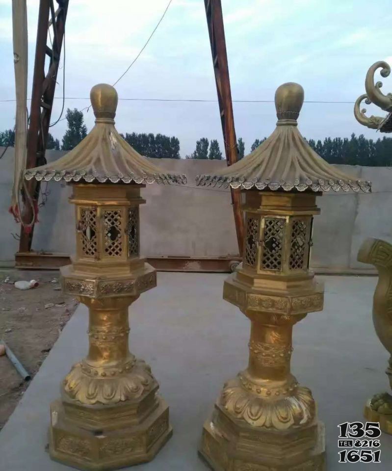 鏤空銅雕燈雕塑 圖片