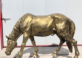 公園動物低頭吃草馬銅雕 