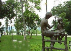 廣場(chǎng)銅雕母子玩游戲人物雕塑 母子雕塑作品文化美術(shù)親情